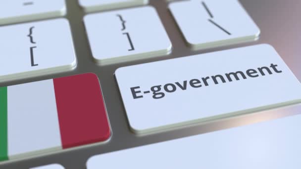 E-government або Electronic Government текст і прапор Італії на клавішних. Сучасні публічні послуги пов'язують концептуальну 3D анімацію — стокове відео
