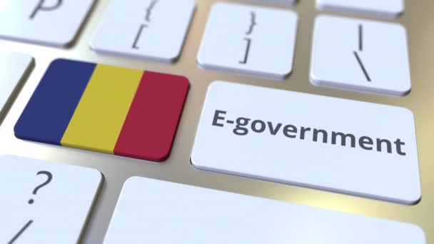 Texto de gobierno electrónico o gobierno electrónico y bandera de Rumania en el teclado. Animación 3D conceptual relacionada con los servicios públicos modernos — Vídeos de Stock