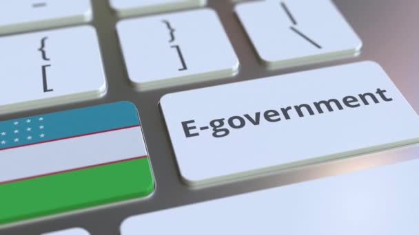 E-förvaltning eller Electronic Government text och flagga Uzbekistan på tangentbordet. Modern konceptbaserad 3D-animation för offentliga tjänster — Stockvideo