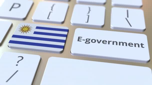 E-government ή Electronic Government κείμενο και σημαία της Ουρουγουάης στο πληκτρολόγιο. Σύγχρονες δημόσιες υπηρεσίες σχετικές εννοιολογικές 3D animation — Αρχείο Βίντεο