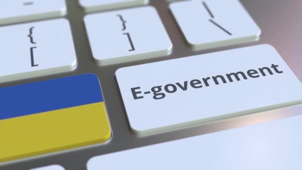 Klavyede E-hükümet ya da Elektronik Hükümet mesajı ve Ukrayna bayrağı var. Modern kamu hizmetleri ile ilgili kavramsal 3d animasyon — Stok video