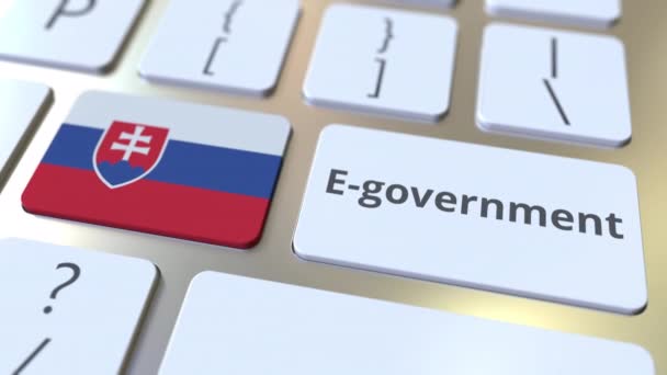 Texto de gobierno electrónico o Gobierno electrónico y bandera de Eslovaquia en el teclado. Animación 3D conceptual relacionada con los servicios públicos modernos — Vídeo de stock