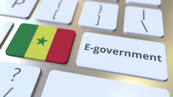 Text elektronické nebo elektronické vlády a vlajka Senegalu na klávesnici. Moderní veřejná služba související konceptuální 3D animace — Stock video