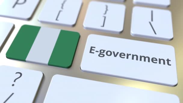 Text elektronické vlády nebo elektronické vlády a vlajka Nigérie na klávesnici. Moderní veřejná služba související konceptuální 3D animace — Stock video