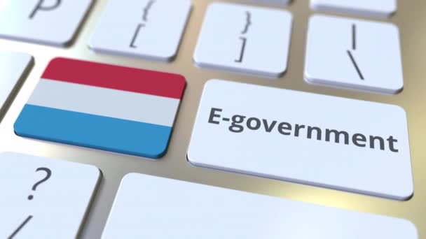 Klavyede E-hükümet ya da Elektronik Hükümet mesajı ve Lüksemburg bayrağı. Modern kamu hizmetleri ile ilgili kavramsal 3d animasyon — Stok video
