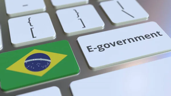 电子政府或电子政务文本和巴西国旗在键盘上。与现代公共服务有关的概念d — 图库照片