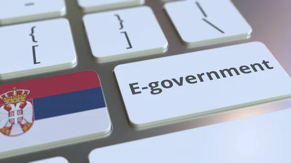Κείμενο και σημαία της Σερβίας στο πληκτρολόγιο της ηλεκτρονικής κυβέρνησης ή της ηλεκτρονικής κυβέρνησης. Σύγχρονες δημόσιες υπηρεσίες σχετικές εννοιολογικές 3d — Φωτογραφία Αρχείου