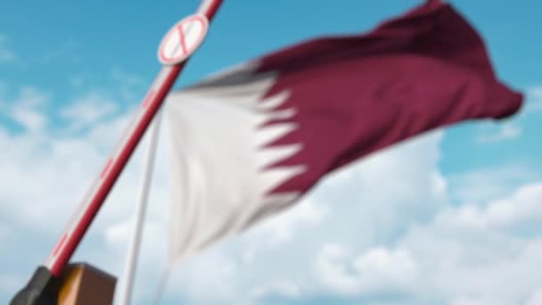 Barrier gate with STOP CORONAVIRUS sign being closed with flag of Qatar as a background. Quarantaine qatarie — Video