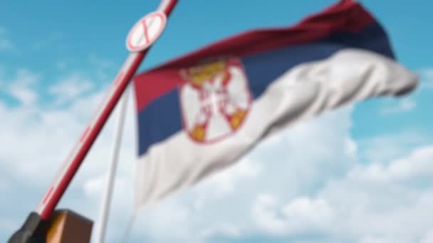 Fechando barreira boom com STOP CORONAVIRUS assinar contra a bandeira sérvia. Quarentena em Sérvia — Vídeo de Stock