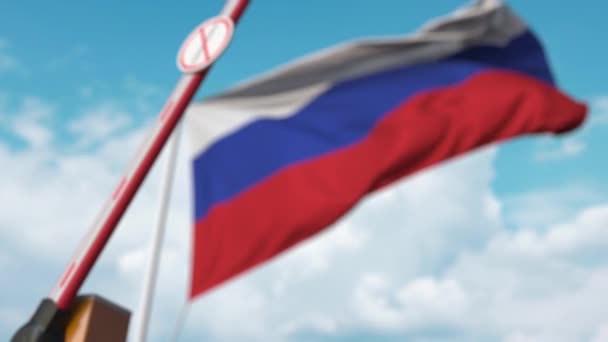 Porta de barreira com sinal STOP CORONAVIRUS sendo fechado com bandeira da Rússia como pano de fundo. Quarentena russa — Vídeo de Stock