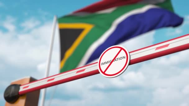 Бар'єрні ворота без жодних імміграційних знаків відкриваються з прапором Південної Африки як фоном. Південно - Африканський імміграційний центр — стокове відео
