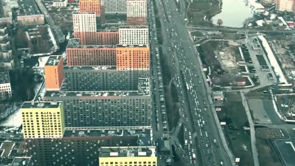 Uitzicht vanuit de lucht op moderne appartementenhuizen en wegversperringen in Govorovo, Moskou. Rusland — Stockvideo