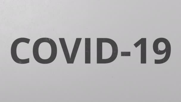 Förstör betongvägg med COVID-19 text. Effektiv vaccinrelaterad konceptuell 3D-animering — Stockvideo