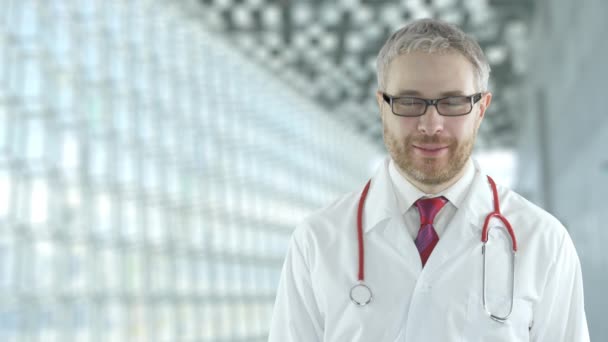 Egy mosolygós, megnyugtató orvos portréja a modern kórházi csarnokban. Lövés a piros kamerán — Stock videók