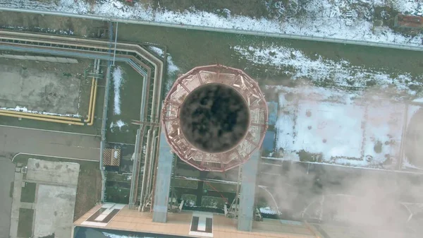 Luftaufnahme von oben nach unten von einem umweltverschmutzenden Schornstein — Stockfoto