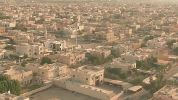 Vue aérienne à basse altitude de maisons et rues résidentielles à Dubaï, Émirats arabes unis EAU — Video