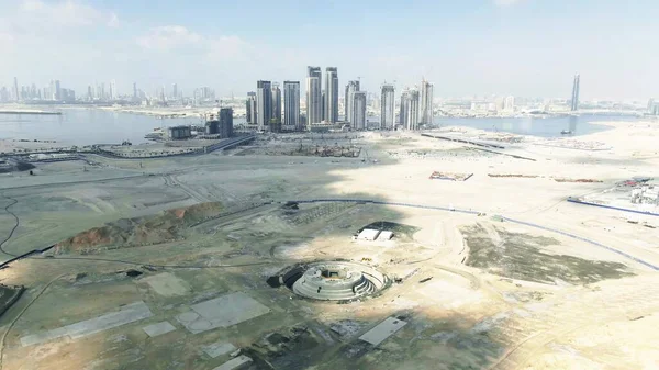 DUBAI, ZJEDNOCZONE EMIRATY ARAB - GRUDZIEŃ 30, 2019. Widok z lotu ptaka na okrągłe fundamenty wieży Dubai Creek Tower i krajobraz miejski — Zdjęcie stockowe
