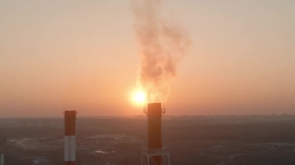 Luchtfoto van de schoorsteen van luchtverontreinigende rook bij zonsondergang — Stockvideo