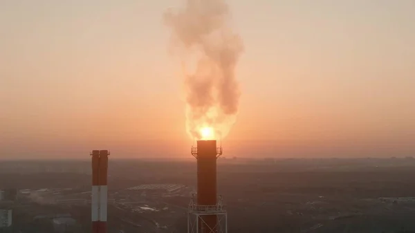 日没時の大気汚染煙スタックの空中ビュー — ストック写真