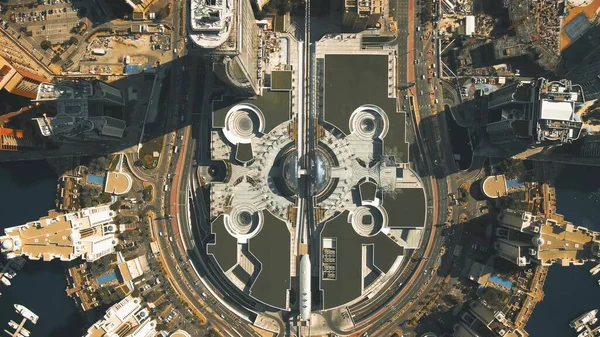 Vista aérea de arriba hacia abajo de la moderna estación de tren monorraíl en la isla Palm Jumeirah, Emiratos Árabes Unidos —  Fotos de Stock