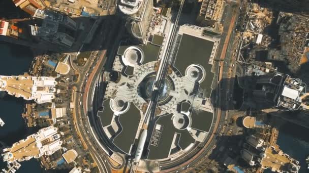 Bovenaanzicht vanuit de lucht op het moderne monorail treinstation op het Palm Jumeirah eiland, Verenigde Arabische Emiraten — Stockvideo