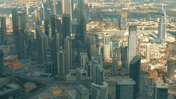 DUBAI, UNITED ARAB EMIRATES - 30. prosince2019. Letecký pohled na centrum Dubaje na částečně zamračený den — Stock fotografie