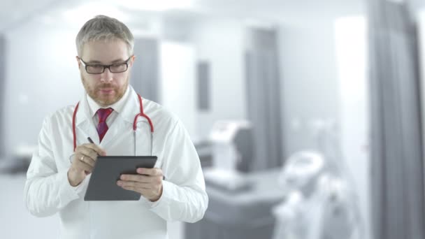Konzentriert füllt der Arzt auf der Krankenstation am Tablet-PC eine Checkliste aus. Schuss auf rote Kamera — Stockvideo