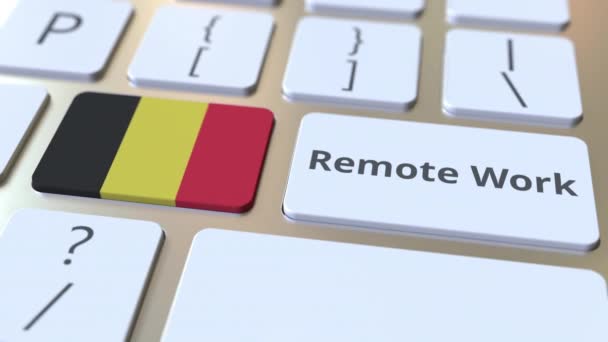 Текст удаленной работы и флаг Бельгии на клавиатуре компьютера. Телемутация или телеработа, связанная с концептуальной 3D анимацией — стоковое видео