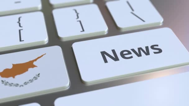 Texto de notícias e bandeira de Chipre nas chaves de um teclado de computador. Animação 3D conceitual relacionada à mídia online nacional — Vídeo de Stock