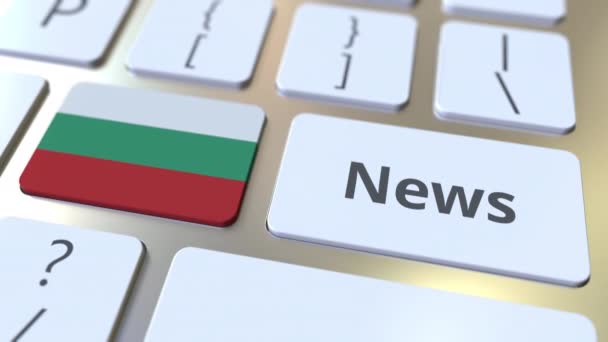 Noticias de texto y la bandera de Bulgaria en las teclas de un teclado de ordenador. Animación 3D conceptual relacionada con los medios nacionales en línea — Vídeos de Stock