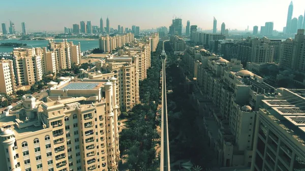 Birleşik Arap Emirlikleri 'ndeki Palm Jumeirah adasındaki demiryolu ve konut binalarının hava manzarası. — Stok fotoğraf
