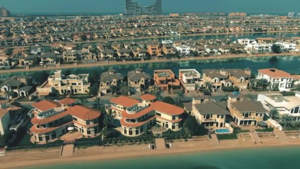 Laag gelegen luchtfoto van vele luxe villa 's op het Palm Jumeirah eiland in Dubai. VAE — Stockvideo