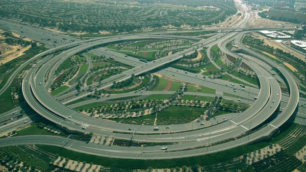Вид с воздуха на большую красивую зеленую дорожную развязку. Дубай, ОАЭ — стоковое фото