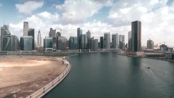 DUBAI, UNITED ARAB EMIRATES - DECEMBER 31, 2019. Luchtopname van het Business Bay district en de Dubai Creek — Stockvideo