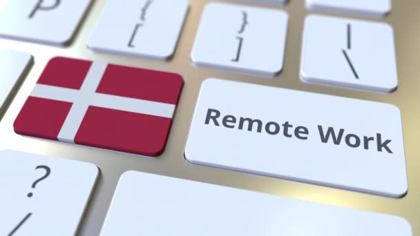 Texto de trabajo remoto y bandera de Dinamarca en el teclado de la computadora. Animación conceptual en 3D relacionada con el teletrabajo o el teletrabajo — Vídeo de stock