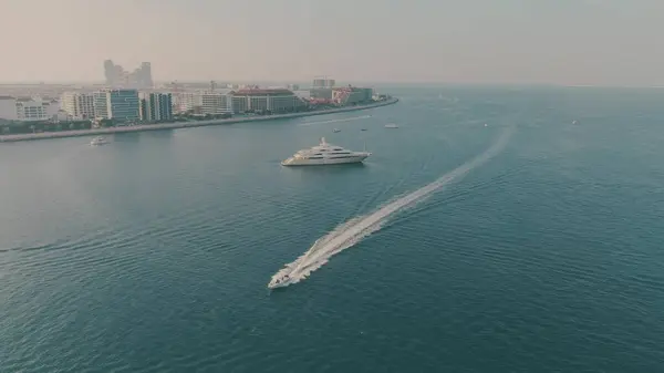 Widok z lotu ptaka i nieznanego zakotwiczonego luksusowego jachtu motorowego na morzu w Dubaju, Zjednoczone Emiraty Arabskie — Zdjęcie stockowe