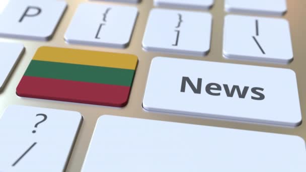 Texto de las noticias y la bandera de Lituania en las teclas de un teclado de ordenador. Animación 3D conceptual relacionada con los medios nacionales en línea — Vídeo de stock