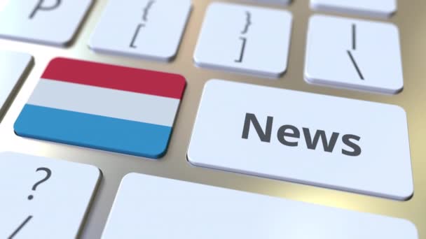 Noticias de texto y la bandera de Luxemburgo en las teclas de un teclado de ordenador. Animación 3D conceptual relacionada con los medios nacionales en línea — Vídeo de stock