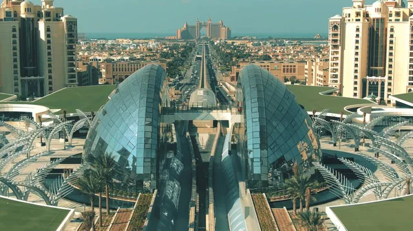 DUBAI, EMIRADOS ARAB UNIDOS - 28 de dezembro de 2019. Vista aérea da estação de monotrilho Nakheel Mall para Atlantis Hotel Palm — Fotografia de Stock