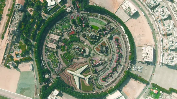 DUBAI, UNITED ARAB EMIRATES - DECEMBER 31, 2019. Aerial top-down shot of the Dubai Miracle Garden — Stock Photo, Image