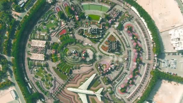 DUBAI, EMIRATOS ÁRABES UNIDOS - 31 DE DICIEMBRE DE 2019. Foto aérea de arriba hacia abajo del Dubai Miracle Garden — Vídeos de Stock
