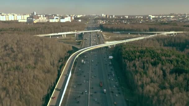 Вид с воздуха на крупную автодорожную развязку Ленинского проспекта и Московскую кольцевую дорогу, Россия — стоковое видео