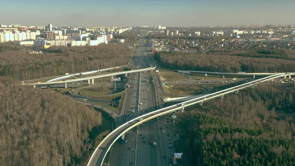 Légi felvétel a Leninsky Prospekt és a Moscow Ring Road nagy autópálya-kereszteződéséről, Oroszország — Stock Fotó