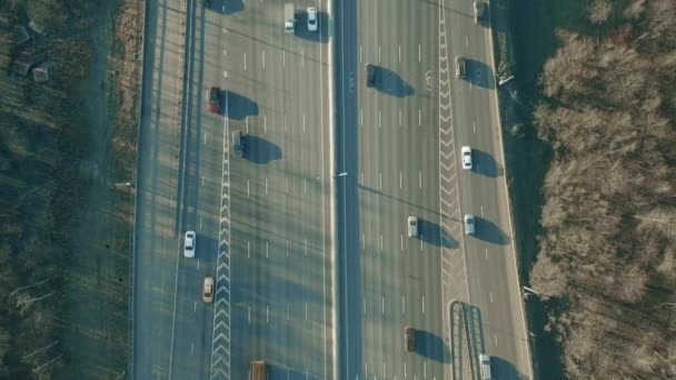 広い高速道路交通の空中トップダウンビュー — ストック動画