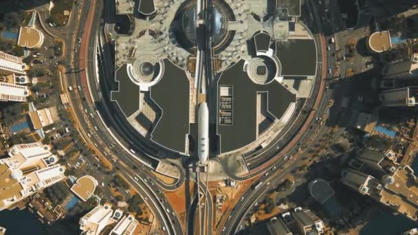 DUBAI, EMIRATOS ÁRABES UNIDOS - 28 DE DICIEMBRE DE 2019. Vista aérea de arriba hacia abajo de la estación de monorraíl y el centro comercial Nakheel en la isla Palm Jumeirah — Vídeo de stock