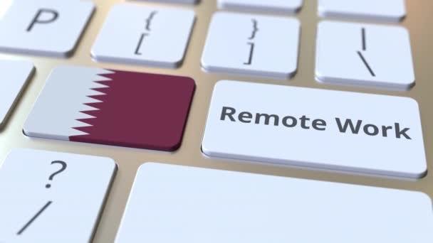 Texto de trabalho remoto e bandeira do Qatar no teclado do computador. Telecomutação ou teletrabalho relacionados animação conceitual 3D — Vídeo de Stock