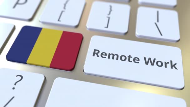 Remote Work text och Rumäniens flagga på datorns tangentbord. Telekommunikations- eller distansarbetsrelaterad begreppsmässig 3D-animering — Stockvideo