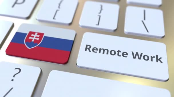 Texto de trabalho remoto e bandeira da Eslováquia no teclado do computador. Telecomutação ou teletrabalho relacionados animação conceitual 3D — Vídeo de Stock