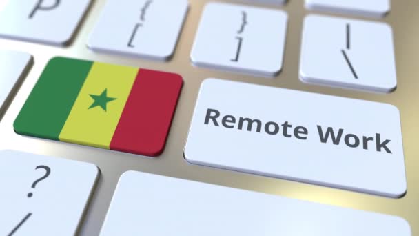 Testo Remote Work e bandiera del Senegal sulla tastiera del computer. Telecommutazione o telelavoro animazione concettuale 3D — Video Stock