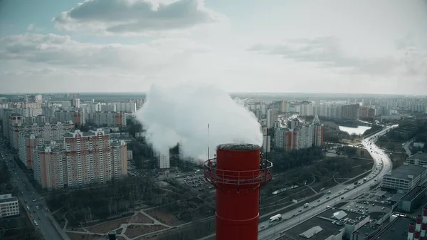 Alta pilha de fumaça industrial no fundo da área residencial da cidade, tiro aéreo — Fotografia de Stock